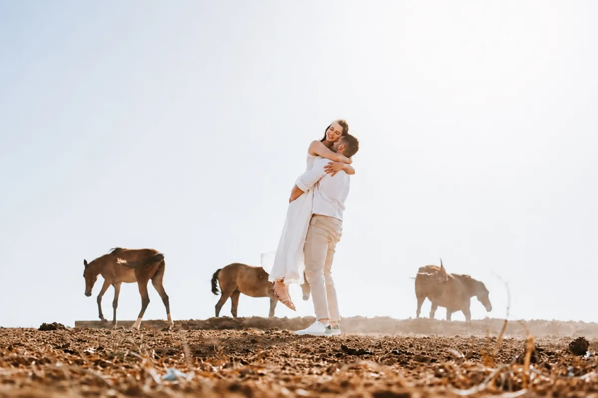 זוג עם הסוסים על רקע בתרונות רוחמה