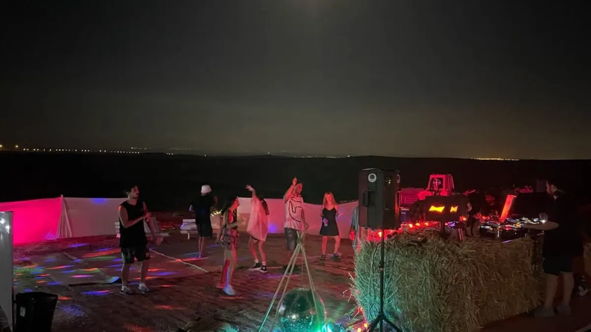 רחבת הריקודים מוארת אל תוך הלילה