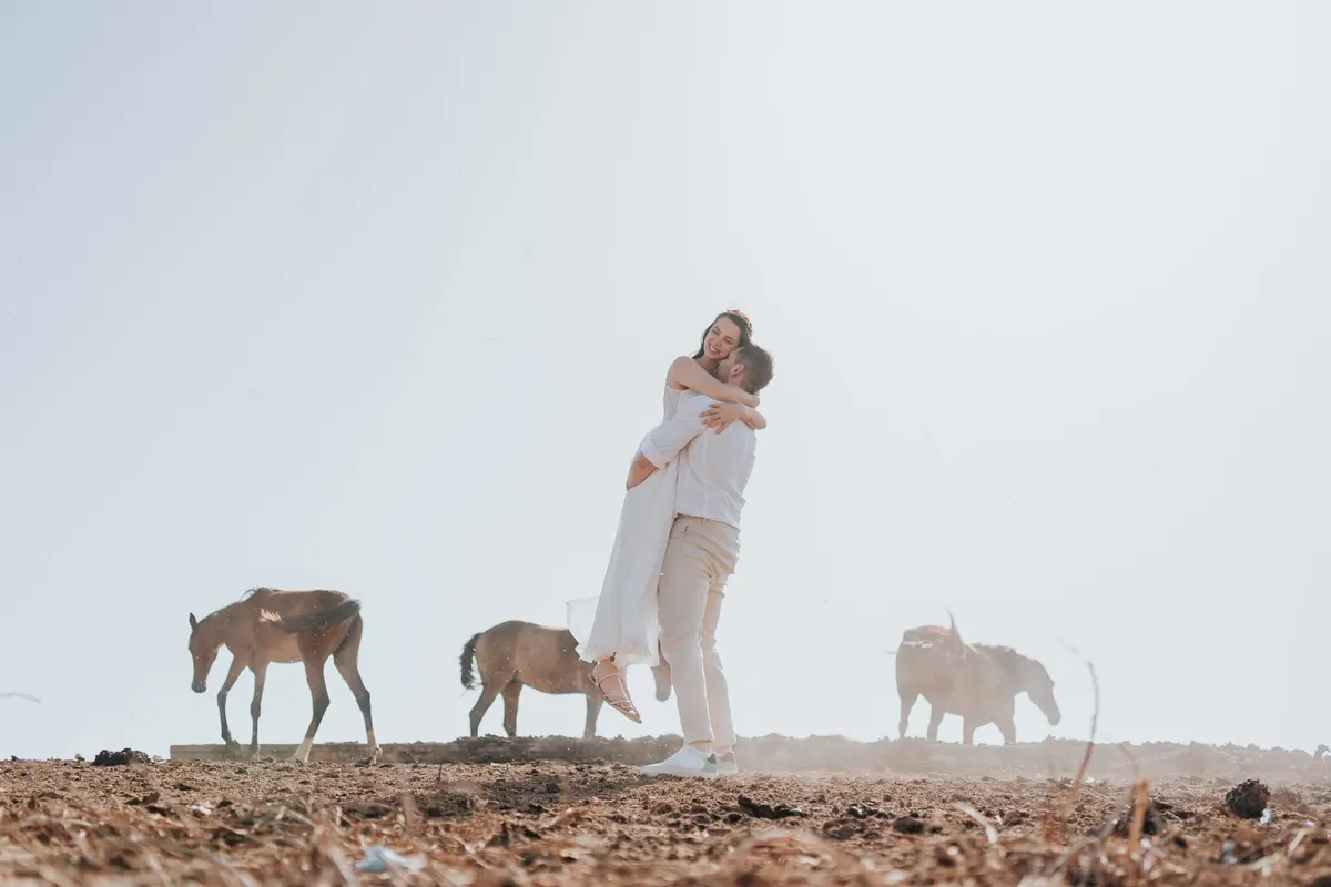 חיבוק בלב עדר הסוסים